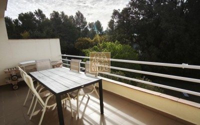 Amplio bungalow con piscina y pista de tenis comunitarios al lado del club de Golf.